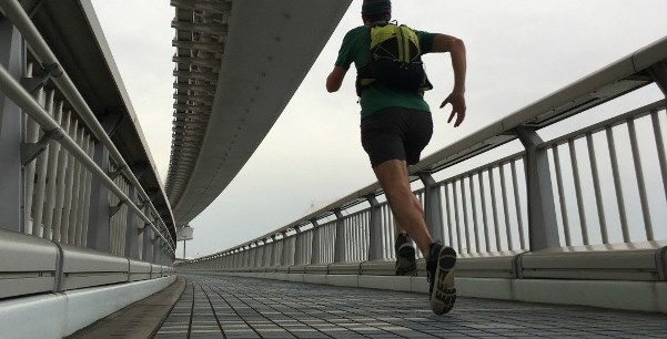 fartlek Un podista durante una sessione di fartlek.